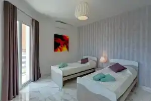 Luxury 2 Bedroom Apartment by the Sea, Сент-Полс-Бэй
