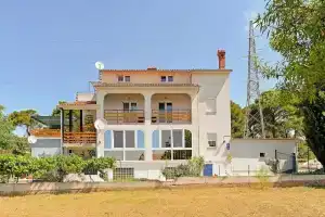 Apartment 1355, Пула