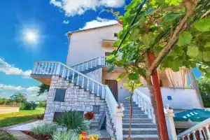 Apartment 729, Štinjan