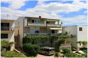Apartments Buffalo, Примостен