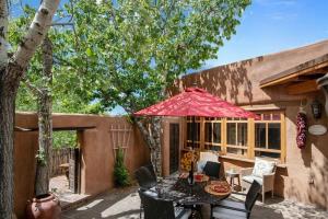 Carmel - Elegant East Side Adobe With Kiva Fireplace, Walk to Canyon Rd and The Plaza, Санта-Фе