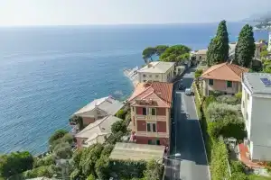 A due passi da Camogli 1, Камольи