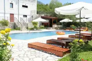 Villa Oasis with swimming pool, Будва