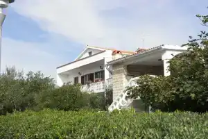 Pere - Parking and Barbecue - A3, Povljana