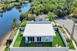 3-storey Home with Beautiful Lake View, Бока-Ратон