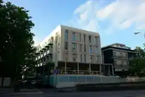 L'Hotel, Римини