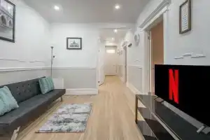 Huge and Lovely 16br Apt, Монреаль