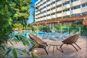 C Suites, Ним