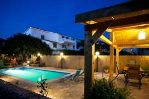 Ani - With Pool and hot tub - A2 Sjeverni, Сегет Враница