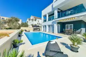 Sunny by the Sea - App4, Petrcane