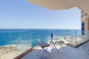 Superb Seafront Family Apartment, Слима