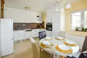 Apartment Albatros, Трибуни