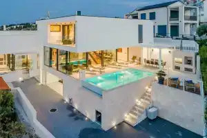 Luxury Villa Soleil with Swimming Pool, Сутиван