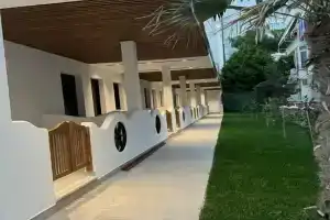 Happy Stay, Дуррес