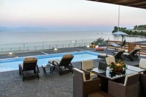 Aurora Luxury Retreat - Beachfront & Private Pool, Петалидион