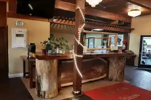 Grizz Hotel, Ревелсток