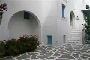 Ragousis Apartments, Парикия