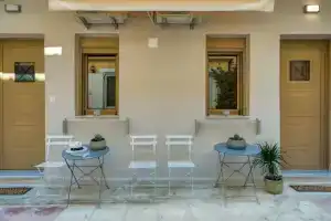 Andy & Hari's Elegant Town Studios, Закинф