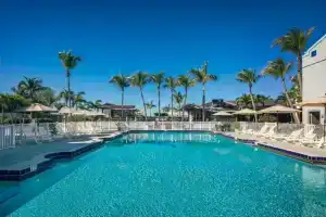Beachcomber Beach Resort, Сент-Питерсберг Бич