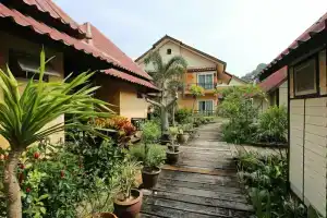 P. P. Casita, Пхи Пхи