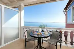 Marina Beachfront Apartment by Konnect, Ipsos Corfu, Ипсос