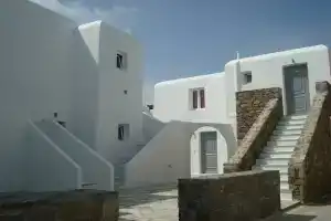 Elena Studios and Suites, Орнос