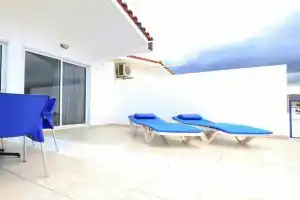Christiana Hotel Apartments, Геннади