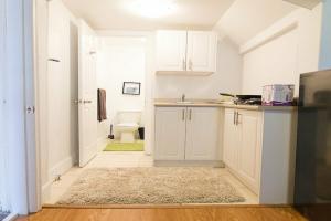 Studio Apartment near Kensington Market – Unit 3, Торонто
