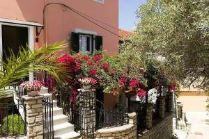 Villa Paxos, Гайос