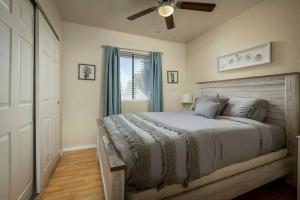 Cozy Gilbert Condo Walking Distance to Downtown!, Меса