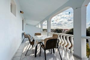 Snug Apartment in Vir near Sea, Povljana