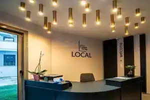 Local Urban Living, Волос