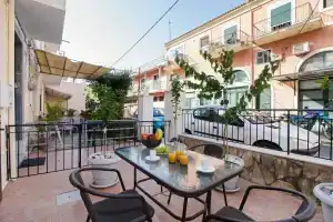 Down Town Apartment by Corfuescapes, Керкира