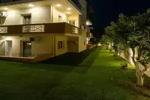 Manos Beachside Apartments, Агиа Марина