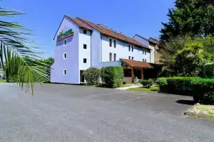Brit Hotel Confort Pau Lons, По