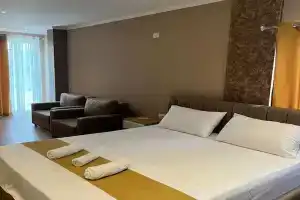Kona Hotel, Ксамил
