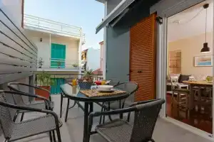 Metropolis Apartment, Закинф