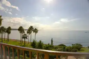 Beachfront Azura Sunrise, Корал-Бэй