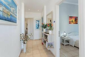 John's Rooms & Studios, Парикия