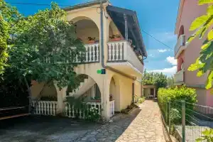 Zdrave - 500 m From sea - A2 kat, Pinezići