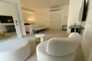 The White Knight Premium Boutique Hotel, Айнсилем