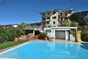 Apartment Montegolo Four With Pool And Lake View, Костермано