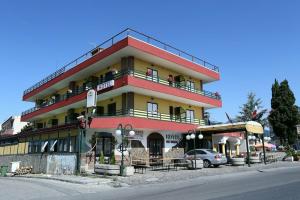 Hotel De Rosa, Скафати