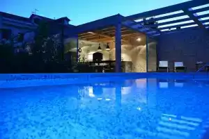 Villa Mirakul, Сукошан