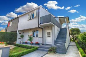 Apartment 1560, Štinjan