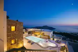 Mirthea Suites, Плакиас