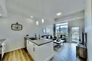 Brand New, Top Floor Condo Downtown, Келоуна