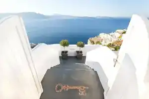 Secret Legend Suites, Ия