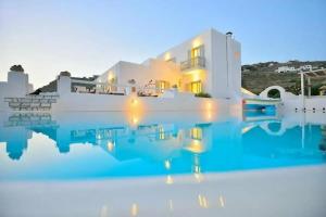 Paola Sunset Mykonos, Турлос