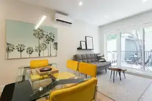 Perfect 2 Bdr, 2 Bath Landing for the Family, Монреаль